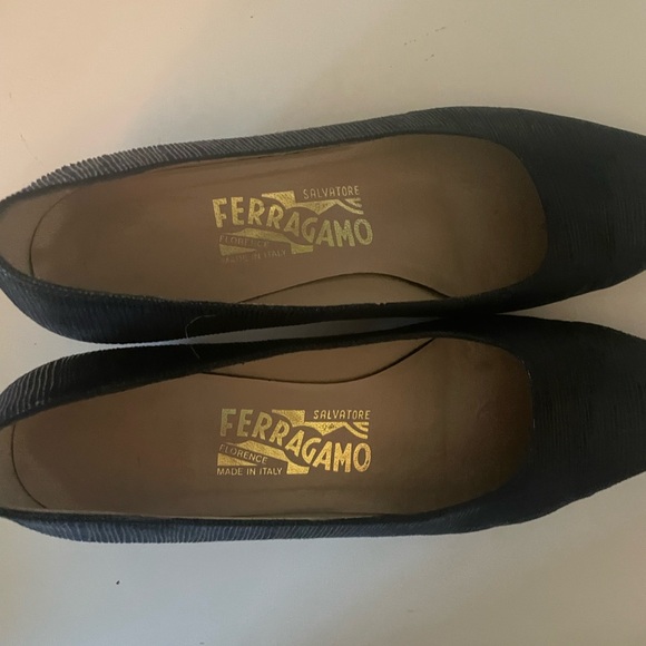 Navy Ferragamo Heels Size 6.5 - Picture 5 of 7